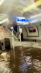 Le métro parisien transformé en piscine ! 