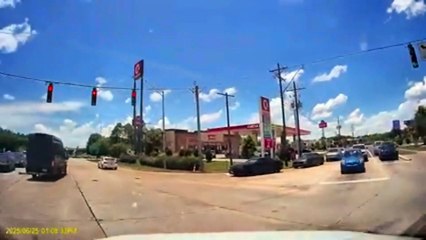 VIDEO: ¡A punto de caer! Camión atropelló a un trabajador que arreglaba semáforo