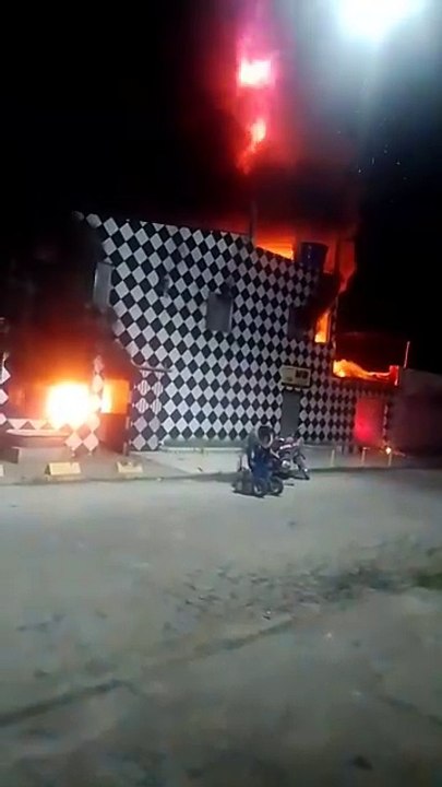 Incêndio de grandes proporções destrói borracharia em Penedo