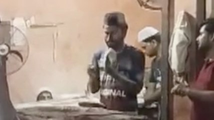 थूक लगाते रोटी सेकता होटलकर्मी, वीडियो वायरल