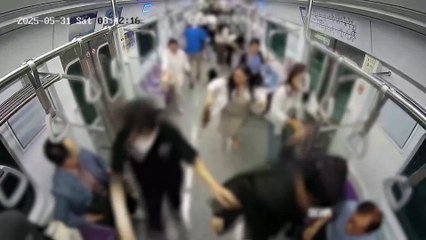 VIDEO: Enfurecido por su divorcio roció gasolina y prendió fuego a un tren en Seúl