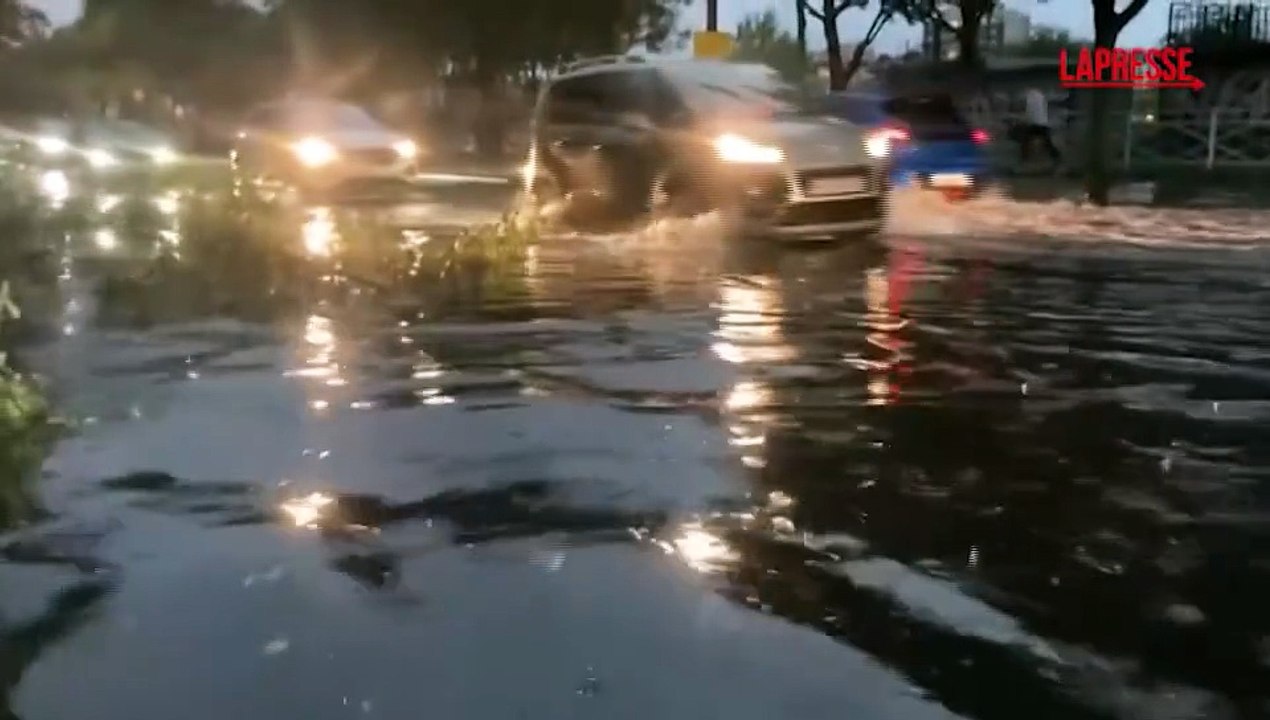 Violente tempeste sulla Francia. Parigi in tilt: strade allagate e alberi abbattuti
