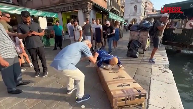 Venezia, manichino di Jeff Bezos a grandezza naturale nel Canal Grande