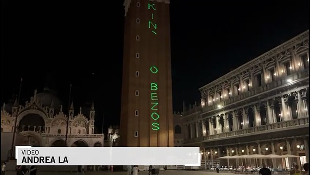 Venezia, i No Bezos colpiscono ancora: F**k Oligarchs proiettato sul campanile di San Marco
