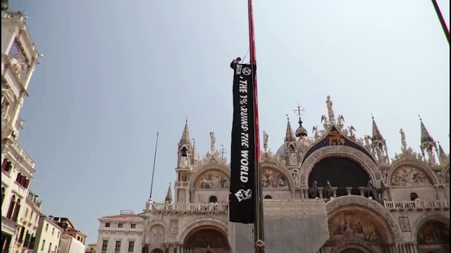 Nozze Bezos, l'attivista sul pilone di piazza San Marco: Sono stanco delle ingiustizie del mondo