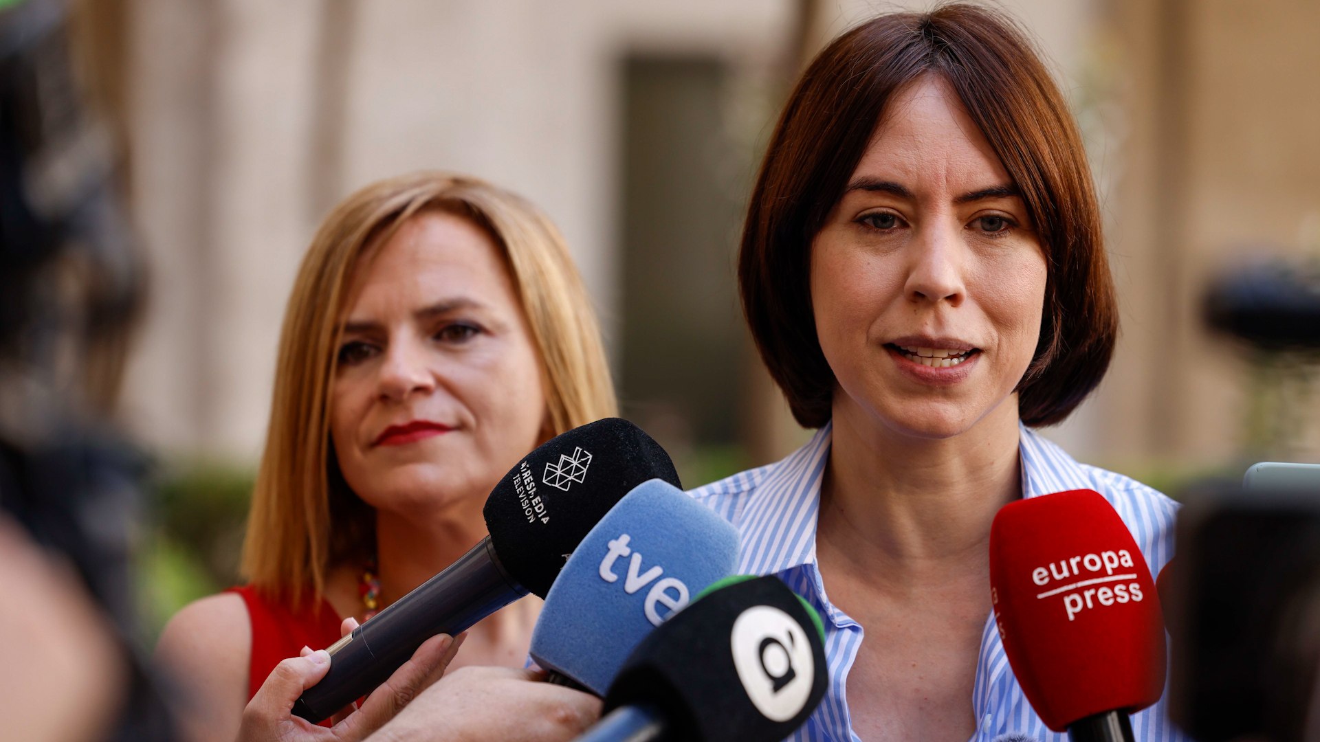La ministra de Ciencia, Innovaci�n y Universidades y secretaria general del PSPV-PSOE, Diana Morant, ha espetado que el expresidente del Gobierno Felipe Gonz�lez "sabr� con su voto lo que hace", tras amenazar este con no votar al PSOE ni a ning�n partido que haya aprobado la ley de amnist�a avalada por el Tribunal Constitucional (TC), y ha sostenido que su partido "seguir� adelante y tiene mucha gente detr�s".