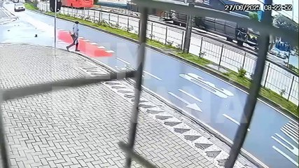 Vídeo mostra momento em que mulher é atropelada por biarticulado em Curitiba