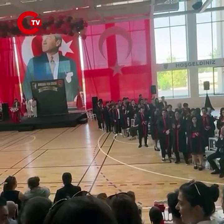 Ankara Fen Lisesi öğrencileri, mezuniyet töreninde okul müdürünü protesto etti