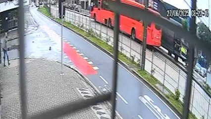 Mulher tem lesões graves após ser atingida por ônibus do transporte coletivo