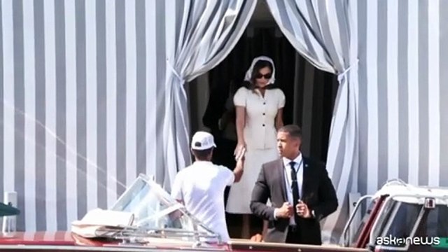 Venezia, la futura signora Bezos esce dall'hotel e saluta i fotografi
