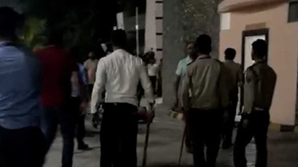 ग्रेटर नोएडा की सोसायटी में गार्डों ने रेजिडेंट्स को पीटा, Video