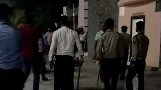 ग्रेटर नोएडा की सोसायटी में गार्डों ने रेजिडेंट्स को पीटा, Video