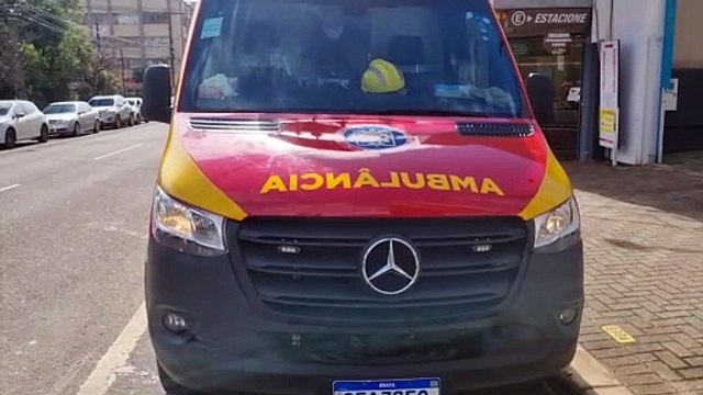 Mulher tropeça na calçada, no Centro de Cascavel, e é socorrida pelo Siate