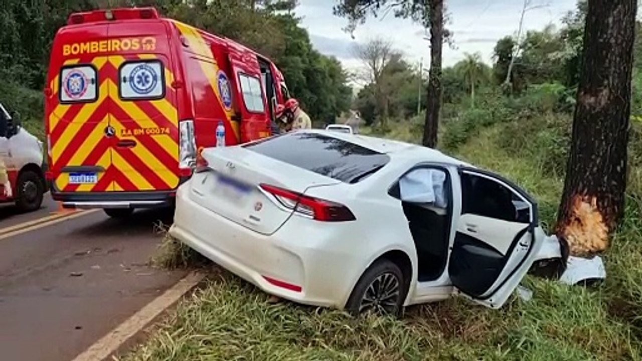 Mulher e criança são socorridos após Corolla bater em árvore na PR-180, em Cascavel