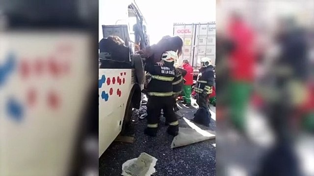 Un colectivo y un camión chocaron en la General Paz al menos 30 heridos