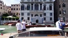 Venezia, Jeff Bezos e Lauren Sanchez in barca verso isola San Giorgio