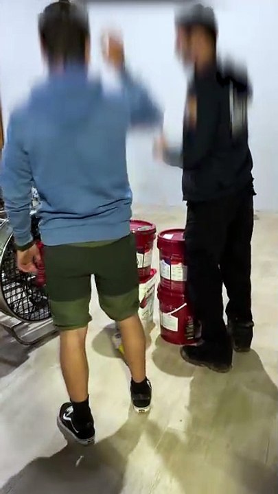 Piloto demonstra aos policiais como foi a dinâmica do acidente de balão em Praia Grande