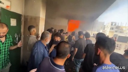 Incendio in scuola a Gaza dopo raid Israele, la fuga dei rifugiati