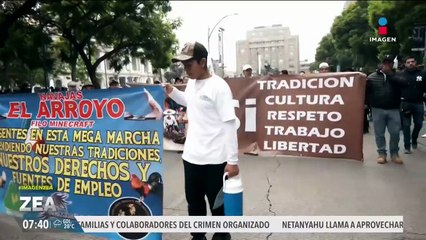 Galleros marchan en CDMX contra ley que busca prohibir peleas de gallos