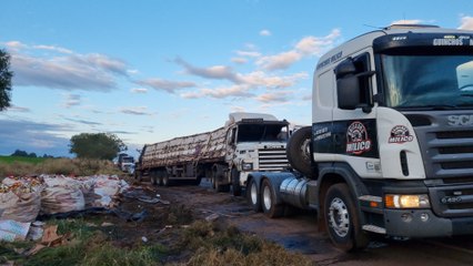 Após mais de 30 horas de tombamento de caminhão na BR-163, veículo é retirado