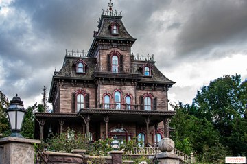 Elle VIT dans une MAISON HANTÉE - partie 1