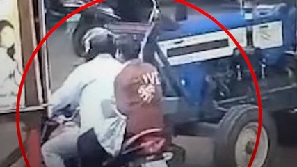 बजरी से भरे ट्रैक्टर ने पिता-पुत्री को कुचला