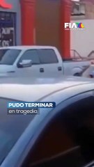 ¡Amor tóxico al volante! Mujer se lanza al cofre del auto en movimiento tras pelea con su novio (Video)