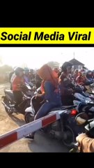Girl Rail Cross Fhatak Social Media Viral video #girl #railcrossing #viralvideo