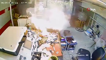 Ölümle burun buruna geldi! Telefon bomba gibi patladı