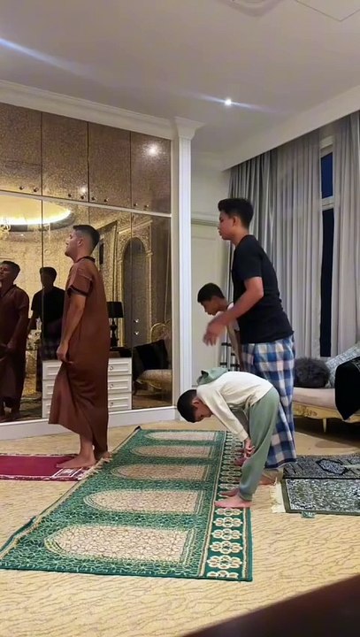 Aliff Syuri solat berjemaah bersama keluarga
