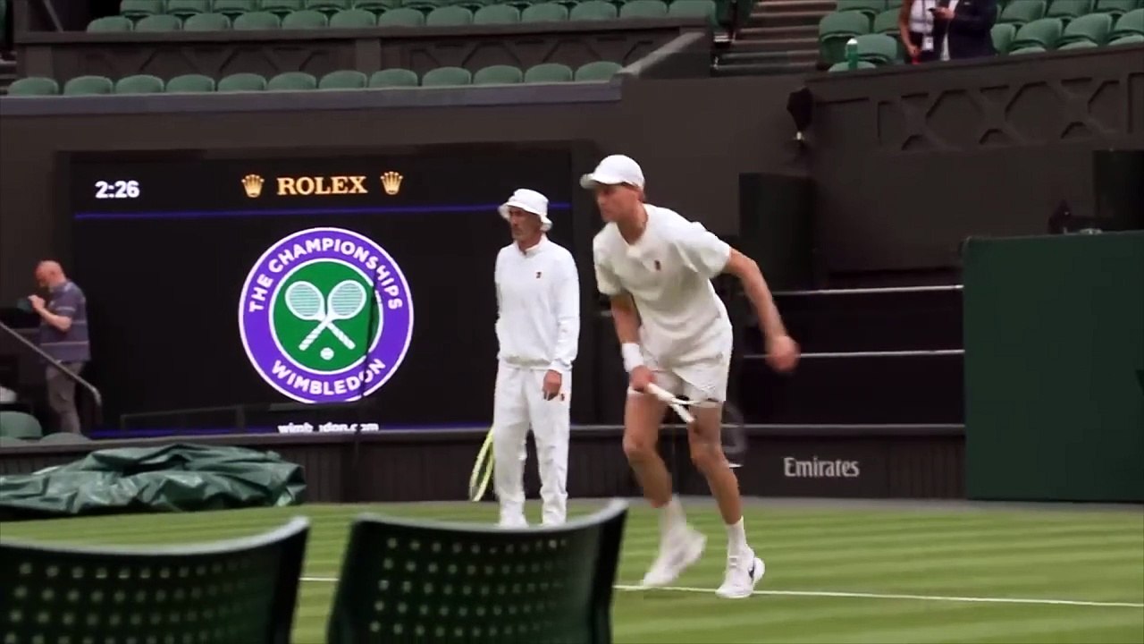 Wimbledon 2025 - Jannik Sinner et Daniil Medvedev sur le Centre Court avant leur Wimbledon