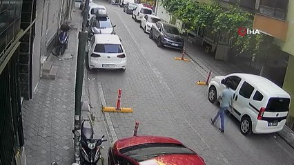 Sokak sokak dolaşıp elindeki bıçakla lastikleri patlattı!