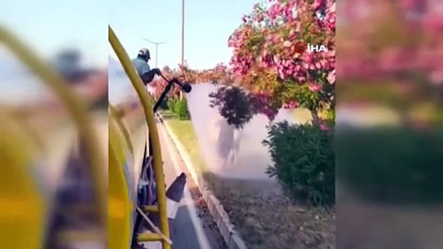 Sıcaktan bunalan çocuklar refüjde sulama yapan su tankeriyle serinledi: O anlar kamerada