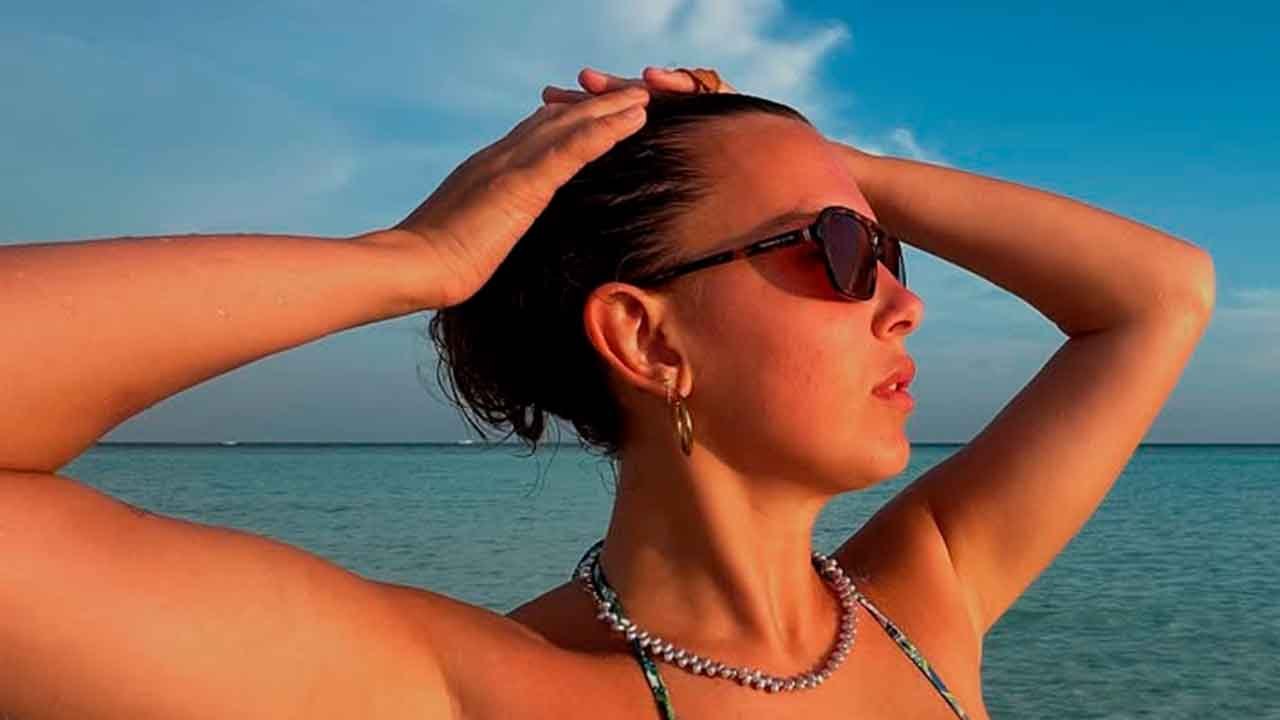 Millie Bobby Brown Poseert Prachtig op het Strand