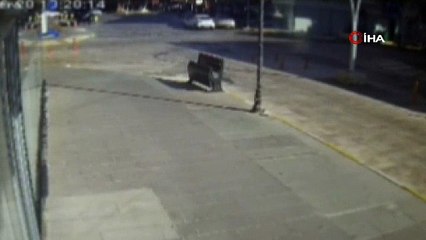 Antalya’da otomobil ile çarpışan motosikletin sürücüsü metrelerce savruldu