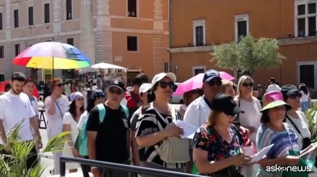 Ondata caldo in Europa, turisti a Roma rimediano con gelato e fontane