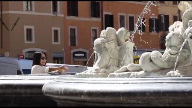 Ondata caldo in Europa, turisti a Roma rimediano con gelato e fontane