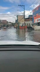 Chuva deixa Avenida San Martin alagada e moradores encaram dificuldades; veja vídeo