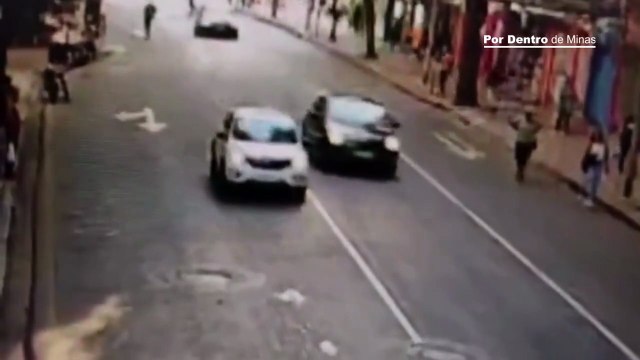 Idosa de 68 anos é atropelada por carro em rua do Centro de Belo Horizonte