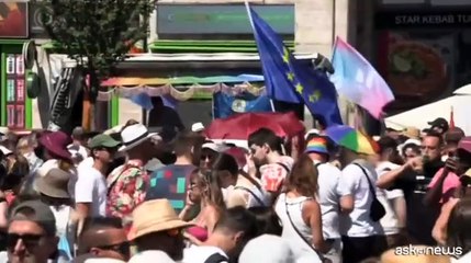 In migliaia al Pride di Budapest: orgoglio Lgbt+ contro i divieti