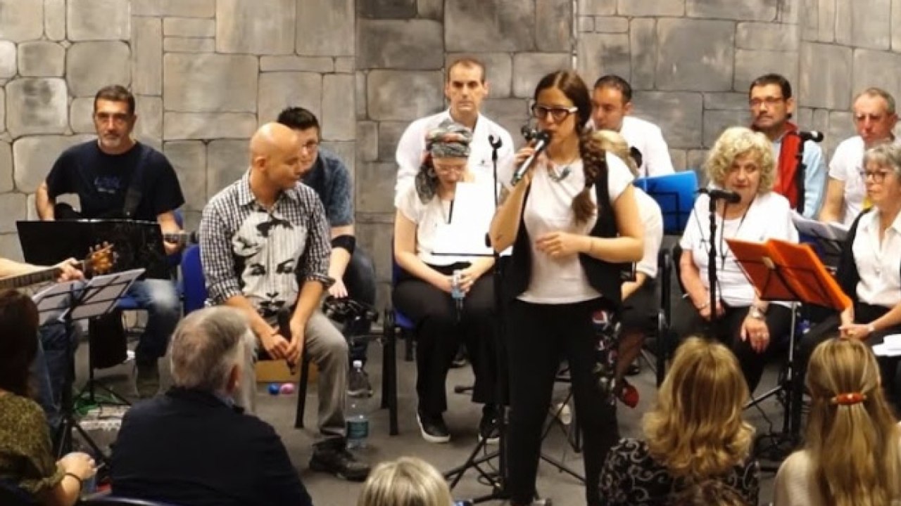 Torino, il coro delle persone che hanno perso l'uso delle voce dopo un ictus. Vasco Rossi diventa un inno alla vita