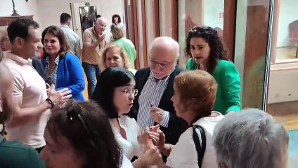 Vecinos de Las Torres discuten con Carolina Darias en un receso del Pleno del Ayuntamiento de Las Palmas