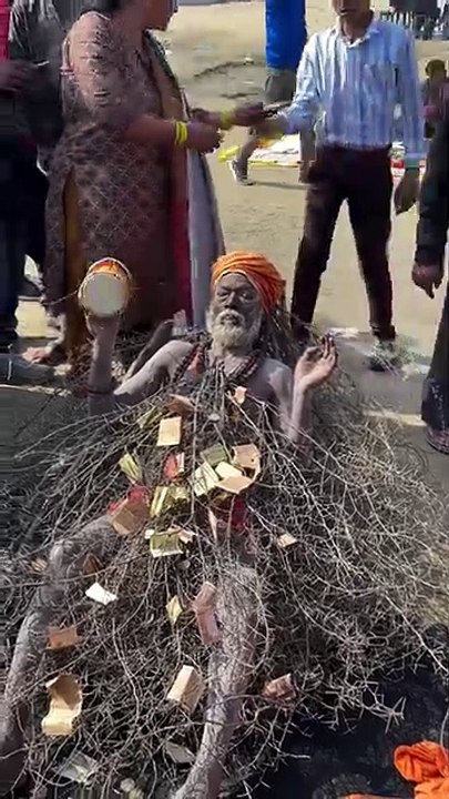 Baba who sleeps on thorns salute to such a Baba in Maha Kumbh Mela.