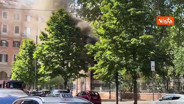 Incendio a piazza Vittorio a Roma all’angolo del giardino, intervengono i Vigili del Fuoco