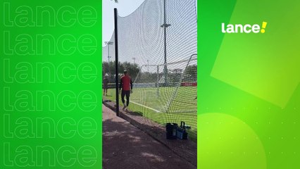 Neuer cumprimenta imprensa brasileira durante o treino!