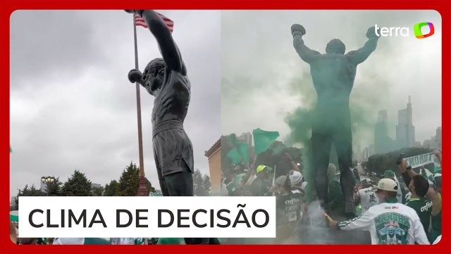 Torcida do Palmeiras faz festa ao lado de estátua de Rocky Balboa antes de duelo contra o Botafogo
