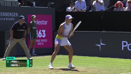 Bad Homburg - Battue en finale par Jessica Pegula, Iga Swiatek passe à côté d'un premier titre sur gazon