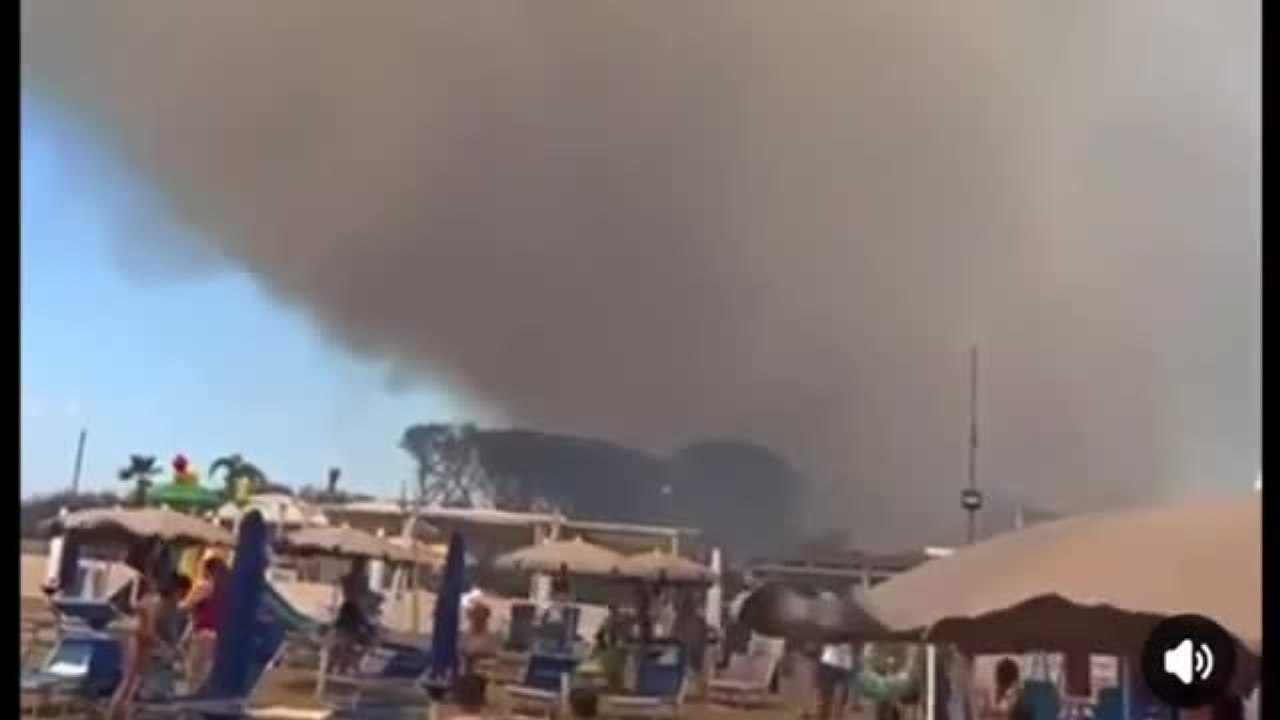 Incendio nella pineta di Baia Domizia, paura tra i bagnanti: in fiamme uno stabilimento e danni alle auto
