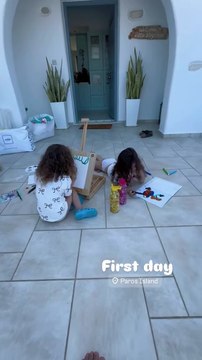 Τανιμανίδης-Μπόμπα: Πρώτη μέρα διακοπών με τις δίδυμες κόρες τους στην Πάρο!