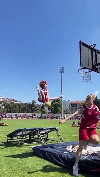 Acrobass show in Istanbul
